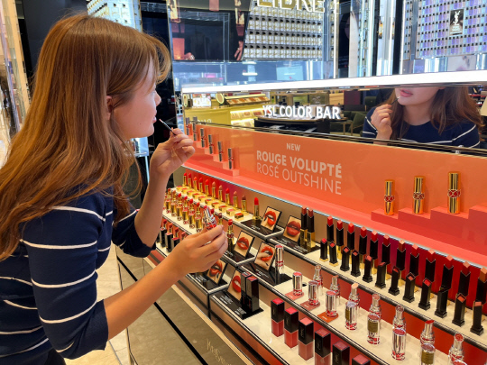 서울 중구 신세계백화점 본점 1층 입생로랑 매장에서 고객이 제품을 고르고 있다. 신세계백화점 제공